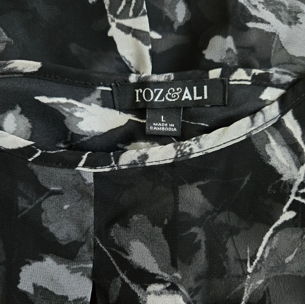 🐟🐟Roz and Ali Black and Grey Floral Chiffon Blouse Size Large